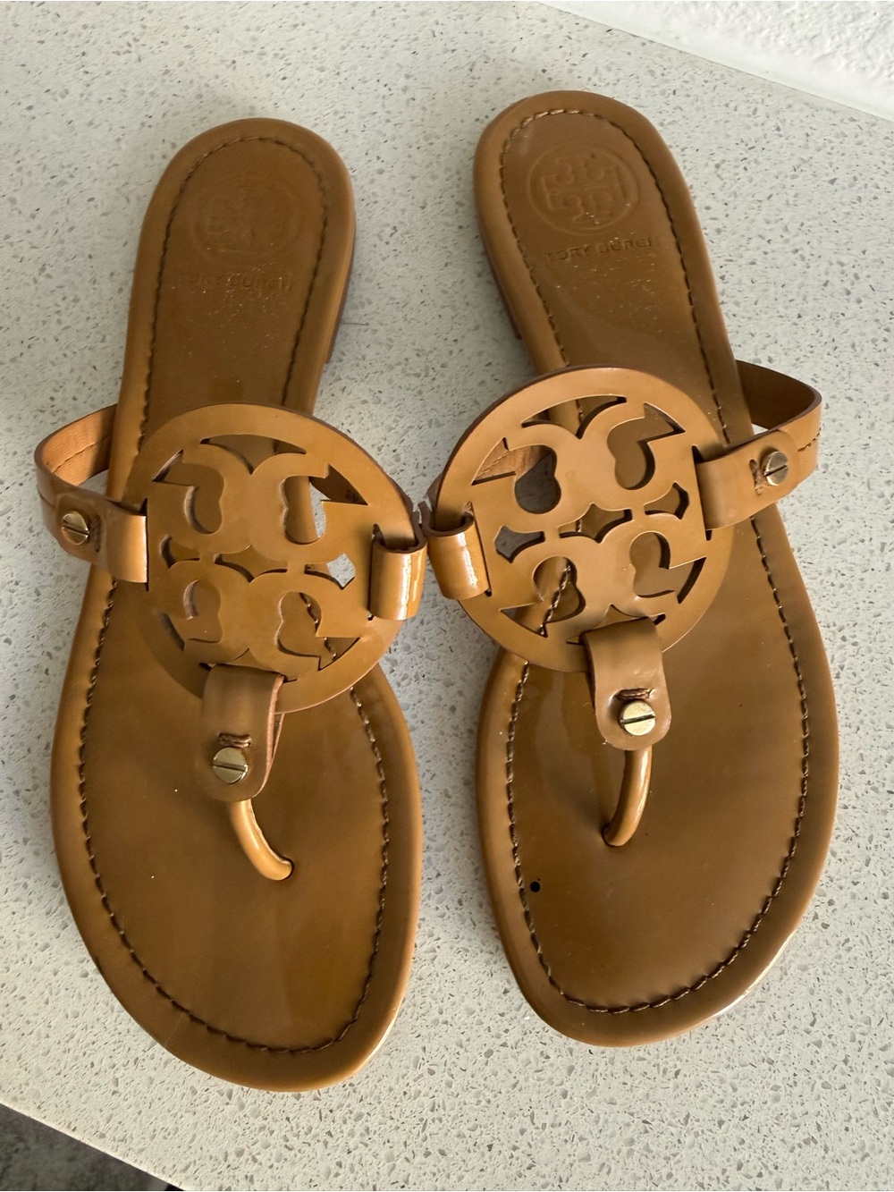 Tory Burch Miller Flip Flop Sandals Tan Patent Leather Womens Size 8.5
